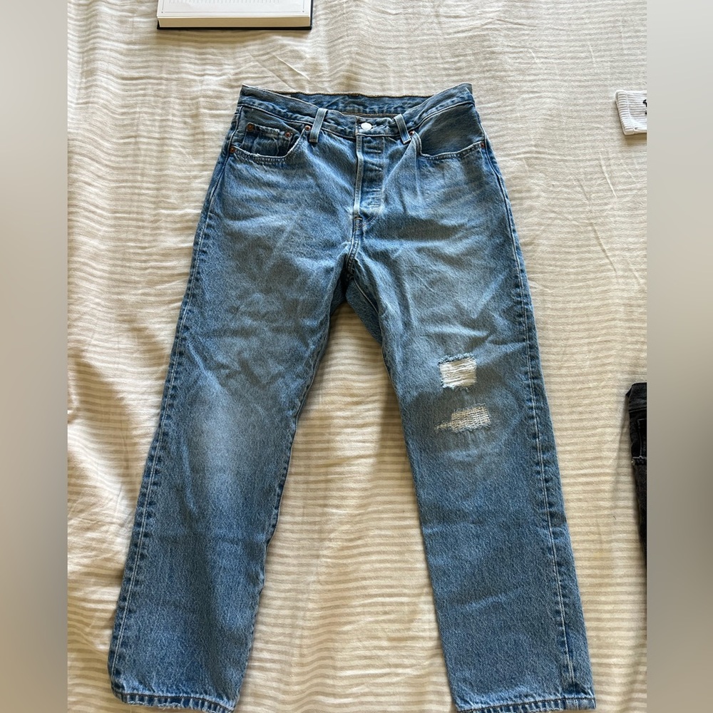LEVI Straight Jeans.